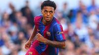 Hansi Flick - Pelatih Barcelona Hansi Flick saat memantau sesi latihan akademi.