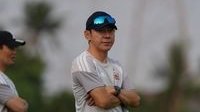 dukungan Persija ke STY - Pelatih Timnas Indonesia, Shin Tae-yong, saat memimpin sesi latihan resmi di lapangan.