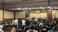Eks Menag Yaqut - Mantan Menteri Agama Yaqut Cholil Qoumas saat memberikan keterangan pers terkait klarifikasi isu kepemimpinan dan Pansus Haji.