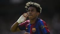 Lamine Yamal - Winger muda Barcelona Lamine Yamal saat bertanding di lapangan hijau.