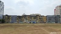 Stadion Taman Sari - Warga sedang beraktivitas di area Stadion Taman Sari, Jakarta Barat, yang kini menjadi pusat olahraga dan spot foto populer.