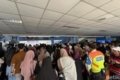 Stasiun Juanda padat - Kondisi antrean penumpang saat Stasiun Juanda padat akibat lonjakan pengunjung acara besar siang tadi.