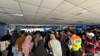 Stasiun Juanda padat - Kondisi antrean penumpang saat Stasiun Juanda padat akibat lonjakan pengunjung acara besar siang tadi.