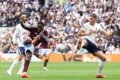 Aston Villa Menang - Aksi pemain Aston Villa saat merayakan gol kemenangan dalam pertandingan Liga Inggris.