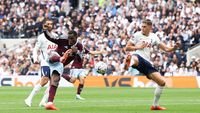 Aston Villa Menang - Aksi pemain Aston Villa saat merayakan gol kemenangan dalam pertandingan Liga Inggris.