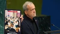 Presiden Iran bawa foto - Presiden Iran saat menunjukkan foto korban serangan militer di sidang umum PBB.