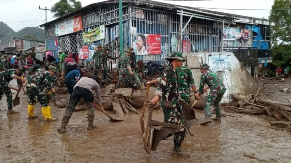 banjir bandang solok - Tim gabungan melakukan evakuasi dan penanganan darurat pasca banjir bandang solok yang merusak ratusan rumah warga.