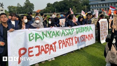 tuntutan mahasiswa - Aksi demonstrasi mahasiswa di Jakarta yang menyuarakan berbagai tuntutan kepada pemerintah pusat.