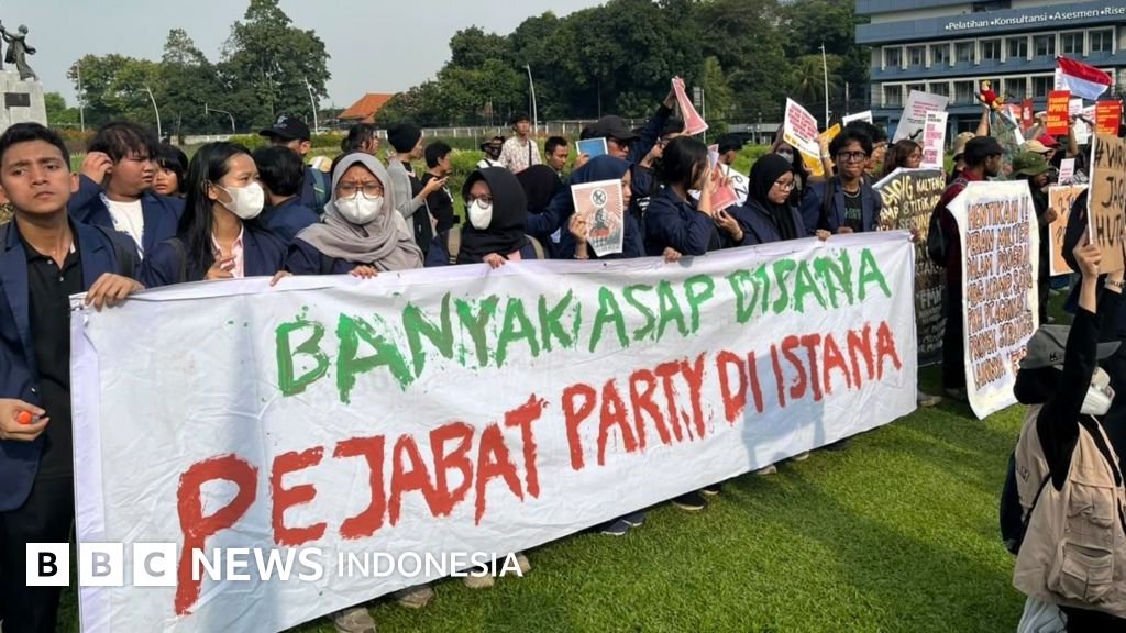 tuntutan mahasiswa - Aksi demonstrasi mahasiswa di Jakarta yang menyuarakan berbagai tuntutan kepada pemerintah pusat.