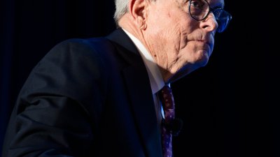 iklan serangan politik - Gubernur Mike DeWine saat memberikan keterangan pers terkait polemik iklan politik.