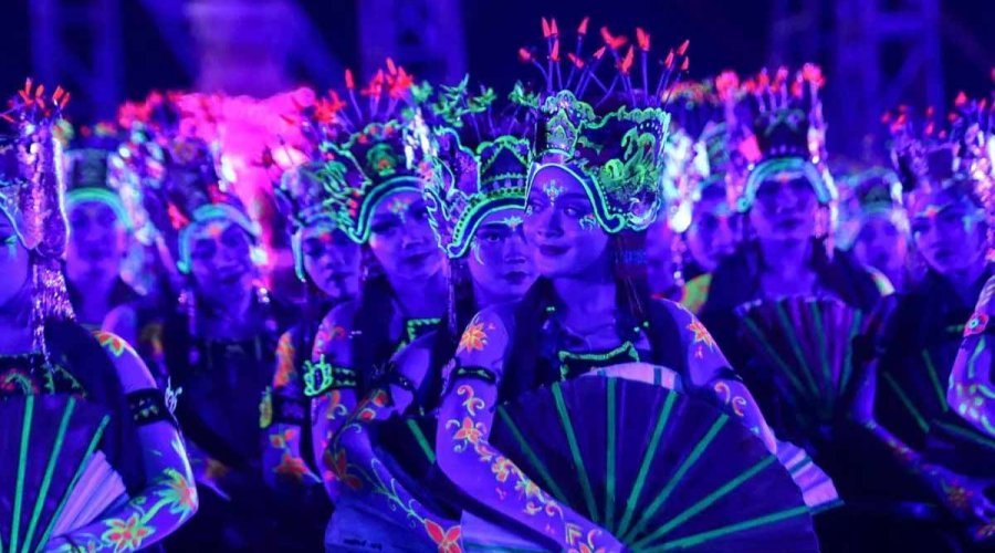 Gandrung Sewu Banyuwangi - Ribuan warga dan wisatawan memadati Pantai Marina Boom untuk menyaksikan pergelaran kolosal Gandrung Sewu Banyuwangi.