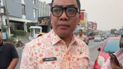 Wali Kota Samarinda, Andi Harun, turun langsung meninjau sejumlah titik penggalian pada Jumat (23/10/2026)