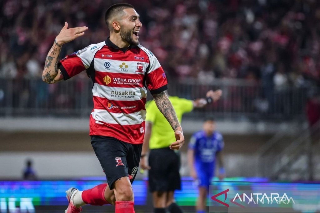 Madura United - Skuad Madura United saat menjalani sesi latihan resmi jelang laga tandang menghadapi Persebaya Surabaya di Stadion Gelora Bung Tomo.