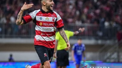 Madura United - Skuad Madura United saat menjalani sesi latihan resmi jelang laga tandang menghadapi Persebaya Surabaya di Stadion Gelora Bung Tomo.