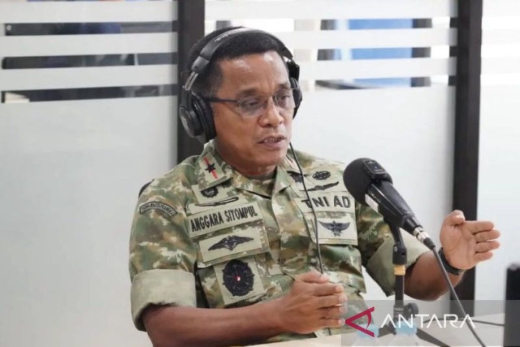 petani milenial kaltim - Babinsa Korem 091/ASN saat memberikan pendampingan dan pelatihan teknik pertanian modern kepada petani milenial di Kalimantan Timur.