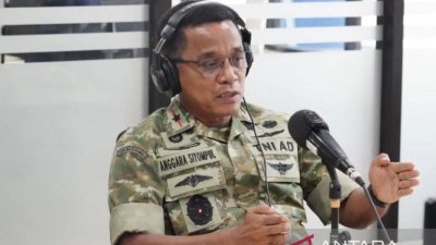 petani milenial kaltim - Babinsa Korem 091/ASN saat memberikan pendampingan dan pelatihan teknik pertanian modern kepada petani milenial di Kalimantan Timur.