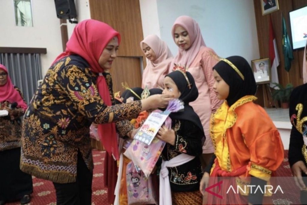 lonjakan ISPA - Ilustrasi penyaluran masker oleh Dinkes Kaltim dan PP PAUD untuk menekan lonjakan ISPA pada anak usia dini. (Dok. Istimewa)