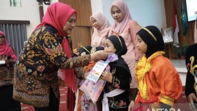 lonjakan ISPA - Ilustrasi penyaluran masker oleh Dinkes Kaltim dan PP PAUD untuk menekan lonjakan ISPA pada anak usia dini. (Dok. Istimewa)