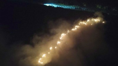 karhutla di Paser - Petugas BPBD dan warga bahu-membahu memadamkan titik api karhutla di wilayah Kabupaten Paser, Kalimantan Timur.