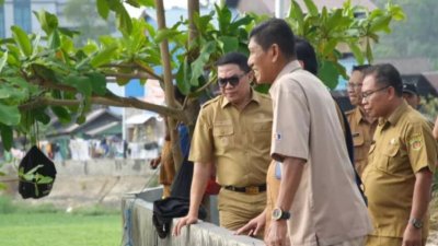 Wali Kota Samarinda, Andi Harun meninjau Polder Gang Indra di Kelurahan Air Putih, Kecamatan Samarinda Ulu, Selasa (13/10/2026) sore.