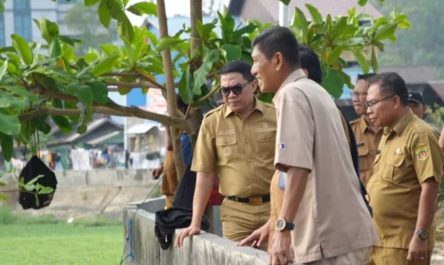 Wali Kota Samarinda, Andi Harun meninjau Polder Gang Indra di Kelurahan Air Putih, Kecamatan Samarinda Ulu, Selasa (13/10/2026) sore.