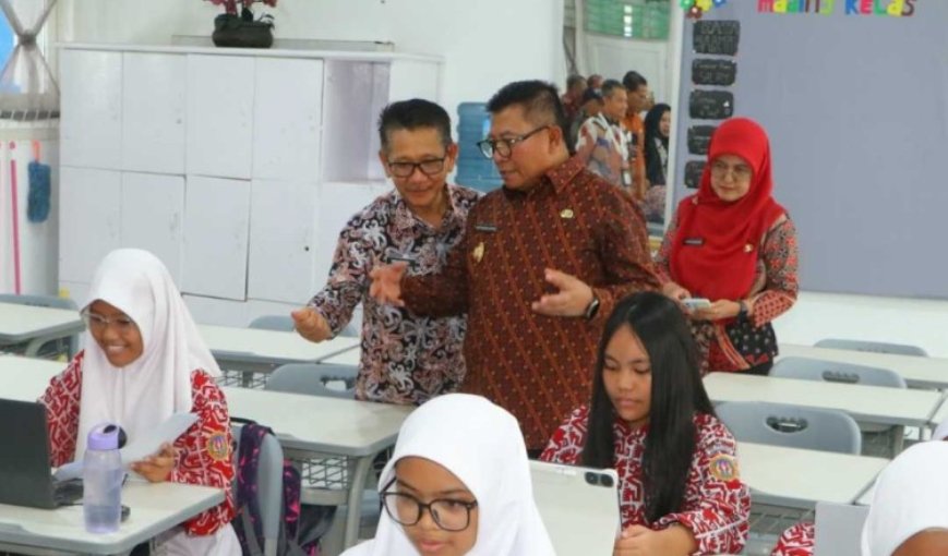 Saefuddin menghadiri kegiatan Gelar Griya Sekolah Penerima Bantuan Revitalisasi Tahun 2026 di SMPN 2 Samarinda, Jumat (16/10/2026).