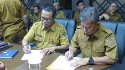 Penandatangan kesepakatan Pemkot Samarinda diwakili Asisten II Sekretariat Daerah Kota Samarinda Marnabas Patiroy dan Pemprov Kaltim diwakili Andi Muhammad Ishak selaku Kepala Dinas Kesehatan Provinsi Kaltim