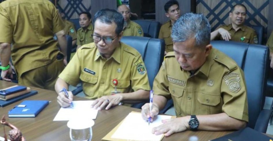 Penandatangan kesepakatan Pemkot Samarinda diwakili Asisten II Sekretariat Daerah Kota Samarinda Marnabas Patiroy dan Pemprov Kaltim diwakili Andi Muhammad Ishak selaku Kepala Dinas Kesehatan Provinsi Kaltim