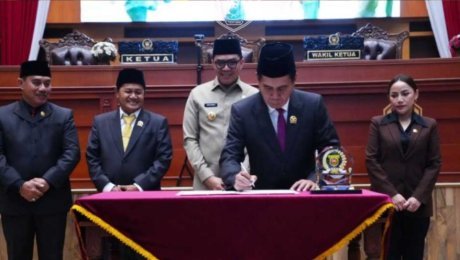 Pemkot dan DPRD Samarinda menyepakati lima raperda strategis untuk memperkuat industri, ekonomi kreatif, perlindungan lingkungan, fasilitas perumahan, dan keselamatan pendidikan.