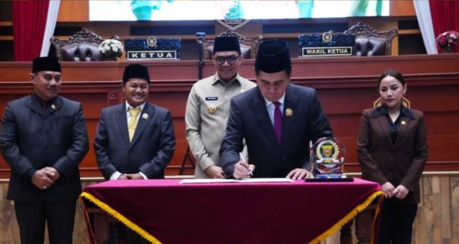 Pemkot dan DPRD Samarinda menyepakati lima raperda strategis untuk memperkuat industri, ekonomi kreatif, perlindungan lingkungan, fasilitas perumahan, dan keselamatan pendidikan.