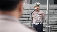 optimalkan layanan 110 - Kakorlantas saat memberikan pengarahan terkait peningkatan sistem layanan darurat kepolisian.