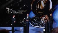 Ballon d'Or 2026 - Harry Kane saat mengangkat trofi bergengsi setelah meraih penghargaan Ballon d'Or 2026.