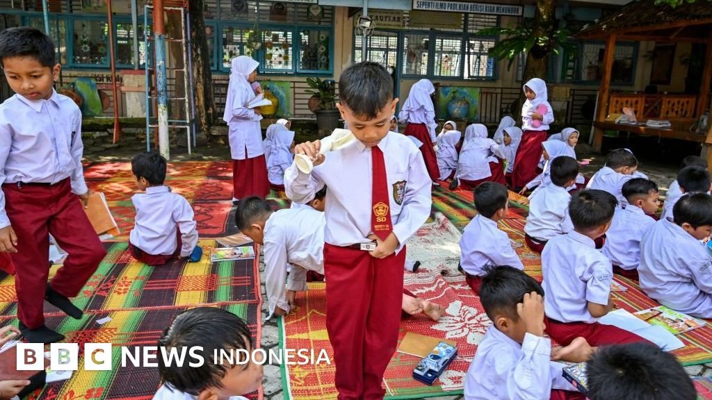 Hasil PISA 2025 - Ilustrasi siswa menghadapi tantangan literasi di tengah era disrupsi teknologi dan AI.