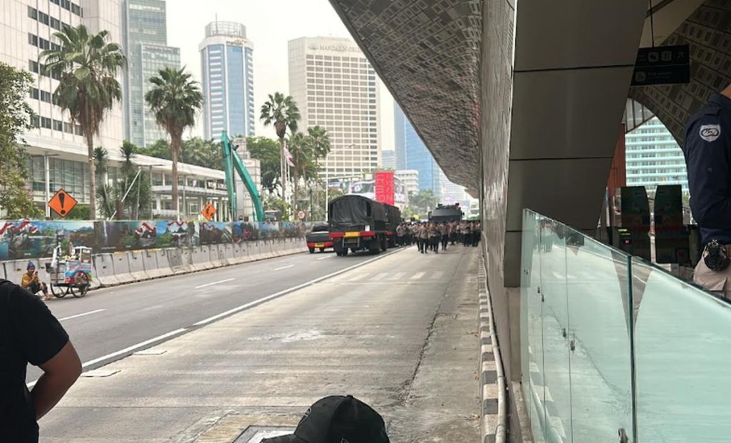 demo mahasiswa - Petugas kepolisian berjaga di sekitar lokasi demo mahasiswa di kawasan Bundaran HI, Jakarta Pusat.