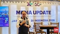 jaringan 5g xlsmart - Ilustrasi pengguna smartphone yang sedang menikmati kecepatan internet dari jaringan 5G XLSmart di area publik.
