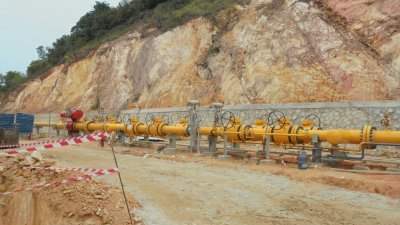 gas natuna - Ilustrasi aliran gas bumi melalui pipa transmisi untuk mendukung kebutuhan listrik domestik.