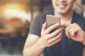 ciri-ciri HP terkena spyware - Ilustrasi pemeriksaan keamanan smartphone untuk mendeteksi ciri-ciri HP terkena spyware.
