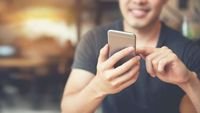 ciri-ciri HP terkena spyware - Ilustrasi pemeriksaan keamanan smartphone untuk mendeteksi ciri-ciri HP terkena spyware.