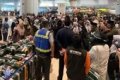 jemaah umroh Makassar - Ilustrasi jemaah umroh di bandara yang harus menunda keberangkatan akibat gangguan keamanan internasional.