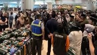 jemaah umroh Makassar - Ilustrasi jemaah umroh di bandara yang harus menunda keberangkatan akibat gangguan keamanan internasional.