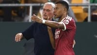 Jose Mourinho - Jose Mourinho saat mendampingi timnya dalam pertandingan kompetisi sepak bola internasional.