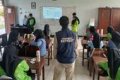 konselor sebaya - Siswa peserta pelatihan konselor sebaya di Prafi, Manokwari, saat mengikuti sesi interaktif mengenali emosi.