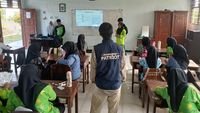 konselor sebaya - Siswa peserta pelatihan konselor sebaya di Prafi, Manokwari, saat mengikuti sesi interaktif mengenali emosi.