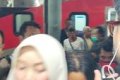KRL INKA bermasalah - Suasana evakuasi penumpang saat KRL INKA bermasalah di Stasiun Pasar Minggu, Jakarta.