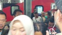 KRL INKA bermasalah - Suasana evakuasi penumpang saat KRL INKA bermasalah di Stasiun Pasar Minggu, Jakarta.