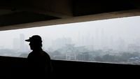 kabut asap - Suasana kota Kuala Lumpur yang terselimut pekatnya kabut asap akibat karhutla di Indonesia, memaksa pemerintah setempat menunda ujian sekolah.