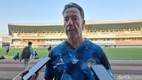 Jean-Paul van Gastel - Ilustrasi logo klub PSIM Yogyakarta dan suasana kompetisi Super League musim ini.