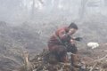 dampak ISPA di Riau - Petugas kesehatan membagikan masker kepada warga untuk mengantisipasi dampak ISPA di Riau akibat kabut asap karhutla.