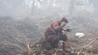dampak ISPA di Riau - Petugas kesehatan membagikan masker kepada warga untuk mengantisipasi dampak ISPA di Riau akibat kabut asap karhutla.