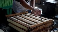 harga kedelai mahal - Ilustrasi perajin tahu dan tempe saat memproduksi makanan berbahan baku kedelai.